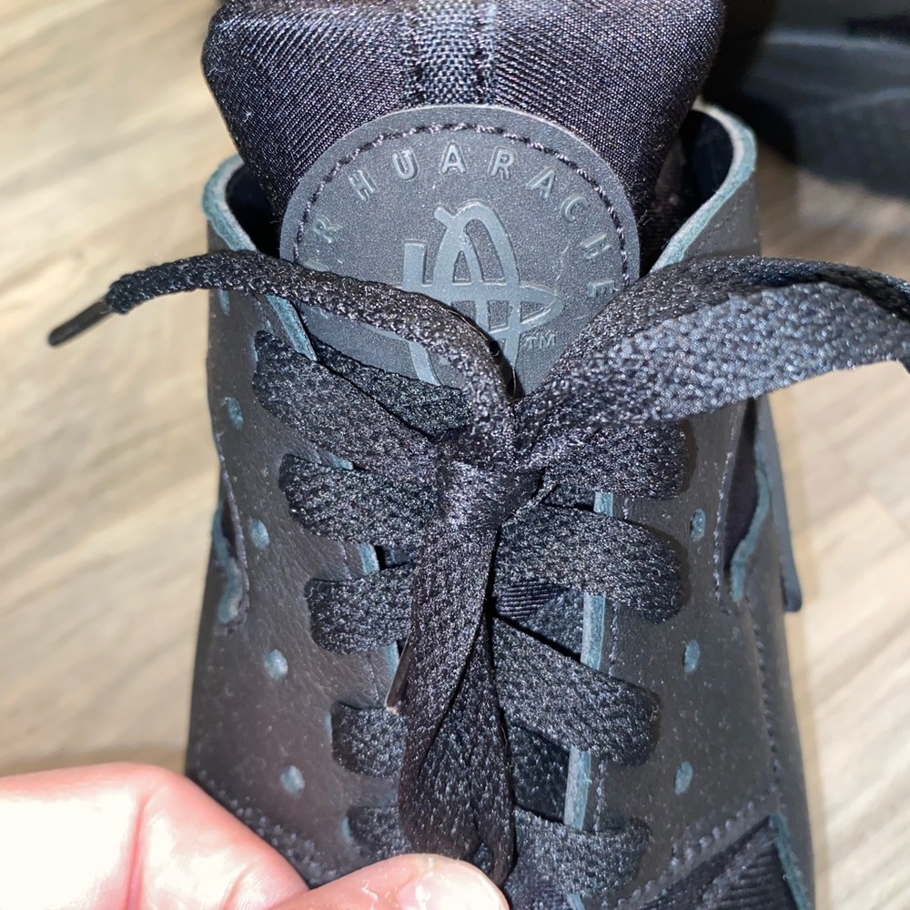 WORN ONCE TRIPLE BLACK AIR HUARACHES - Picture 5 of 7
